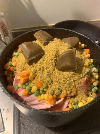 「大丈夫なん？」と不安になる無水カレーの“途中経過”＝とわぷーさんのX（@hyougemono711）より