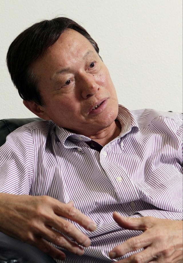 2011年11月、記者のインタビューに応じる当時67歳の釜本邦茂さん。その席で野球に対する思いも語った＝大阪市内