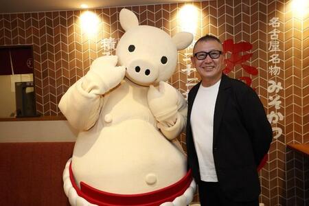 矢場とんのキャラクター「ぶーちゃん」（左）と奥村与幸代表取締役社長