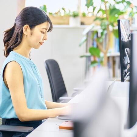 露出の多い服で出社するのはルール違反？　※画像はイメージです（kuro2/photoAC）