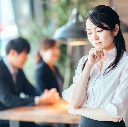 社員旅行は全員参加？　※画像はイメージです（FineGraphics/photoAC）