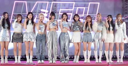 メンバー全員で「ME:I」ポーズを披露するME:I（2024年4月撮影）