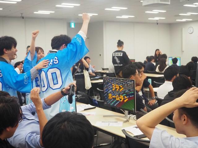 「-パワフルプロ野球-第2回ハルカスカップ」で盛り上がる会場の様子＝大阪・あべのハルカス