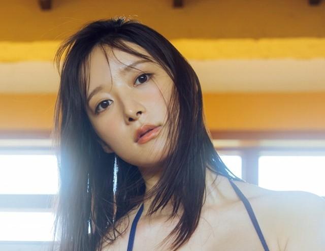 「FLASH」（25年9月2日発売号）で表紙・巻頭を飾った山崎あみⓒ光文社／週刊FLASH（写真・横山マサト）