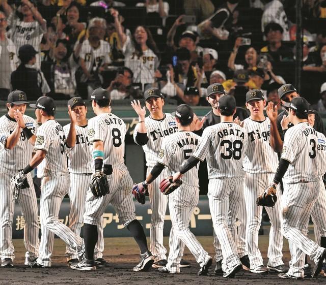 広島に快勝し優勝へのマジックを「1」とした阪神ナイン