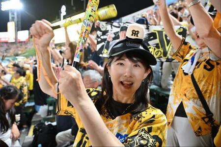 今夏、甲子園球場のライトスタンドから阪神を応援する様子をＳＮＳにアップした中江有里（公式Ｘ@yurinbow、インスタグラムyurinbow1226より）