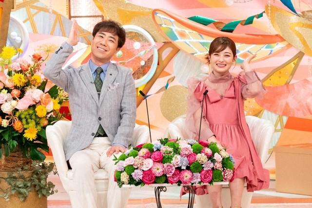MCの藤井隆（左）と井上咲楽＝「新婚さんいらっしゃい！」9月14日放送回よりⓒABCテレビ