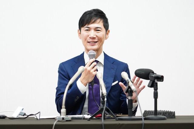 代表として会見する石丸伸二氏