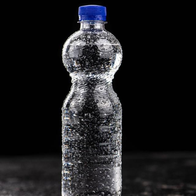 炭酸水に歯を侵食する危険性が