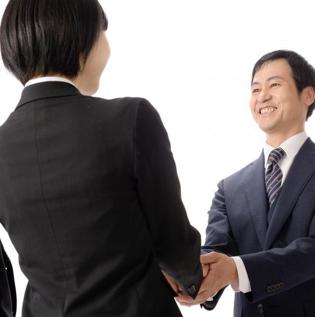 内定承諾後に第一志望から合格通知が…　※画像はイメージです（ACworks/photoAC）