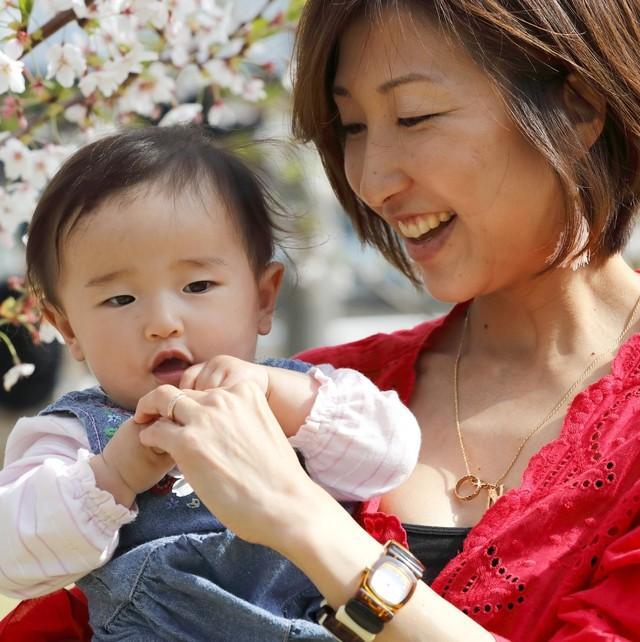 前向き抱っこのメリットデメリットは？　※画像はイメージです（ZenPhoto/photoAC）