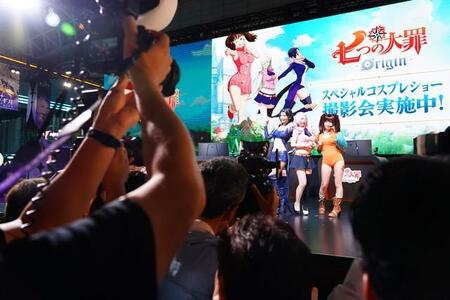 多くの報道陣や観客に囲まれる（左から）南あみ、えなこ、篠崎こころ