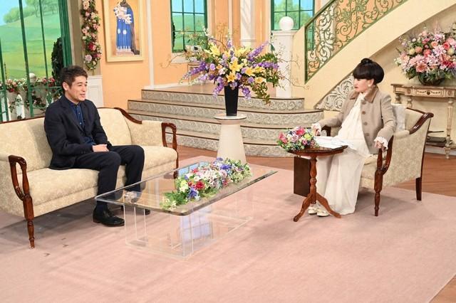 29日放送の「徹子の部屋」に出演する佐藤隆太（左）と司会の黒柳徹子＝テレビ朝日提供