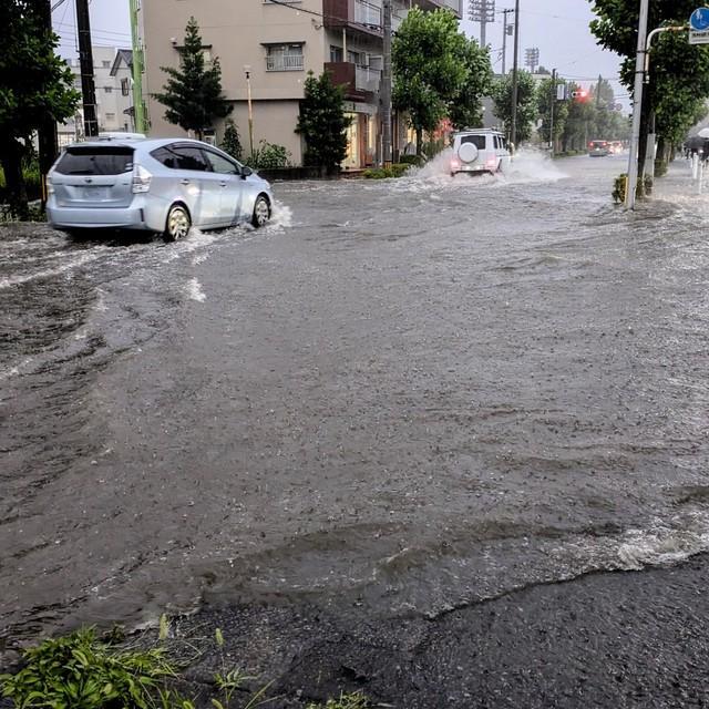 大雨で車が水没しそうな時はどうすればいい？　※画像はイメージです（mゆm/photoAC）