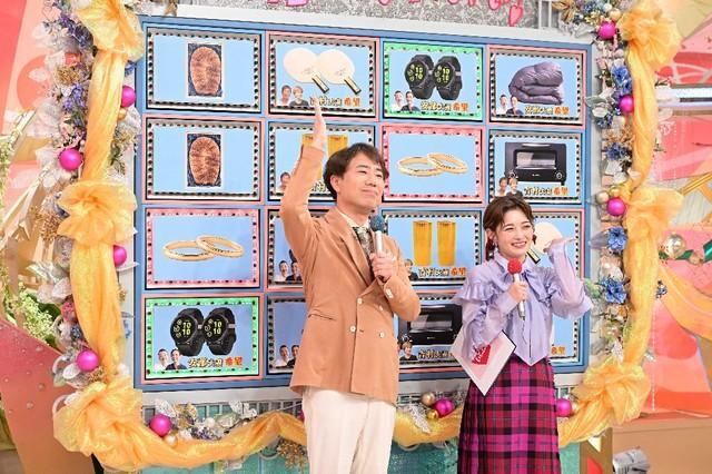 MCの藤井隆（左）と井上咲楽＝10月5日放送の「新婚さんいらっしゃい！1時間特別企画～金婚さんいらっしゃい！～」よりⓒABCテレビ