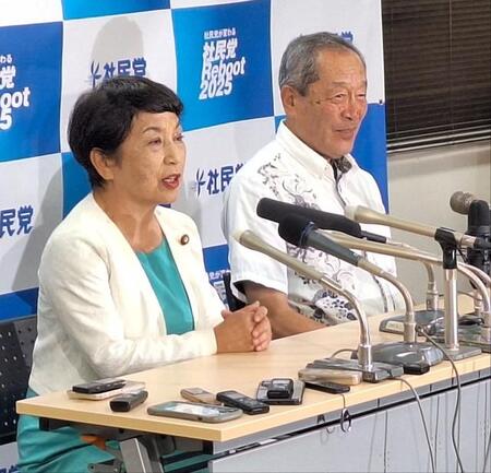 社民党の福島瑞穂党首（左）、服部良一幹事長