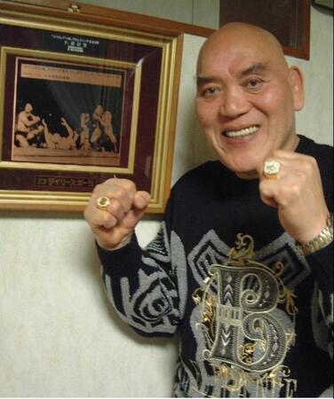 １９８４年にデイリースポーツから贈呈されたパネルを前にするストロング小林さん＝東京都青梅市の自宅（２００５年１１月撮影）