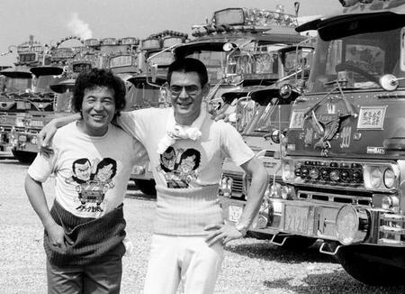 1975年７月、シリーズ第1作「トラック野郎　御意見無用」の製作発表で肩を組む菅原文太さん（右）と愛川欽也さん