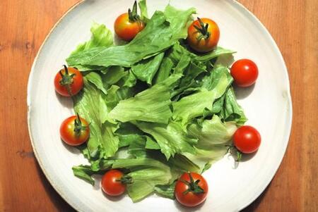 レタスとミニトマトがあればこんなアレンジも…？（イメージ画像）