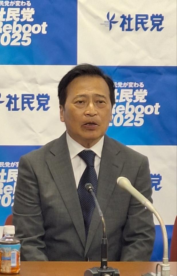 社民党から出馬した参院選で初当選を決め、会見で選挙戦を振り返るラサール石井＝都内