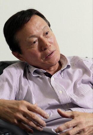 2011年11月、記者のインタビューに応じる当時67歳の釜本邦茂さん＝大阪市内