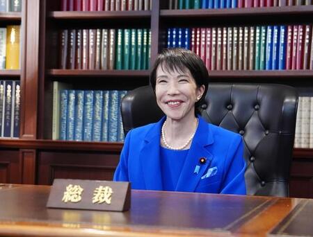 総裁の椅子に座り、笑顔を見せる自民党新総裁の高市早苗氏＝2025年10月4日（代表撮影）