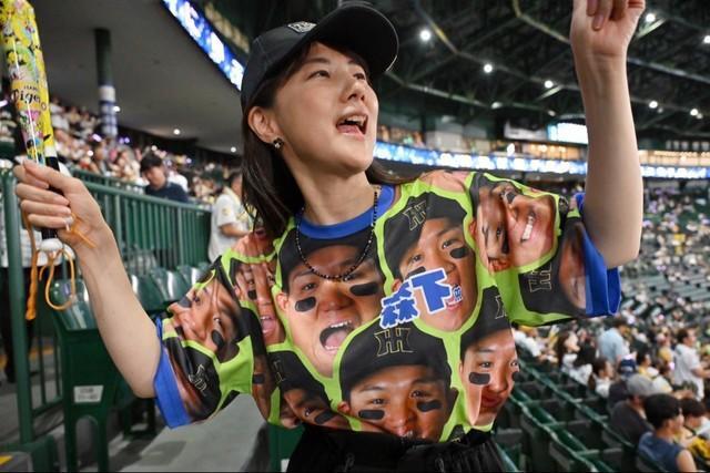 甲子園球場で“森下Ｔシャツ”を着て阪神に声援を送る中江有里。日本シリーズのキーマンにも森下翔太選手を挙げた（公式Ｘ@yurinbow、インスタグラムyurinbow1226より）