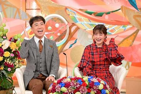 MCの藤井隆（左）と井上咲楽＝「新婚さんいらっしゃい！」10月26日放送回よりⓒABCテレビ