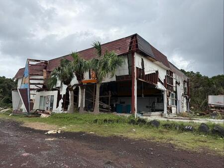 被災した「あしたば加工工場」。八丈島の特産品「明日葉」を扱う名所だが、再開のめどが立たないという（写真提供・畑中葉子）