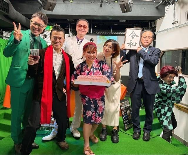 閉店後の感謝イベントでゲストに囲まれる浜田ブリトニー(前列中央) ＝東京・浅草の「漫画ギャラリーCAFEオカオカ」