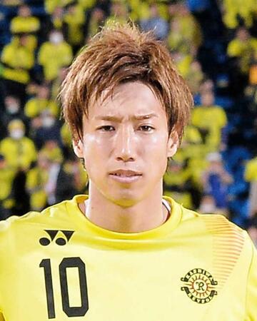 元イケメンJリーガーの35歳会社経営者 テレ朝アナの妻らと体重ねる幸せショットに反響「仲良し家族」