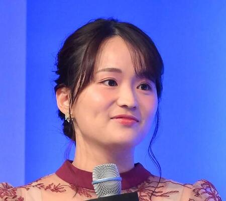 東大卒TBS人気女性アナ「震えが止まらない」透け感あるブルードレスで歴史的快挙に立ち会う