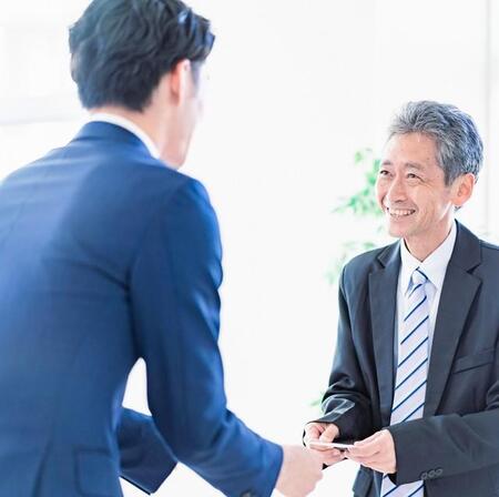 異業種交流会で名刺交換したら…　※画像はイメージです（maroke/photoAC）