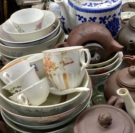 実家で見つけた骨董品が高価なものだった！　※画像はイメージです（youyu/photoAC）