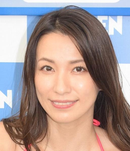 豪邸暮らし→夜逃げ貧困、床上ご飯！38歳女性タレント“デロリアンのお嬢様”の激動幼少期　髪の艶が急降下