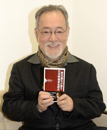 自らをテーマに書かれた春日太一氏の著作を手に笑みを浮かべる80歳当時の仲代達矢さん（2013年３月、東京・新宿）