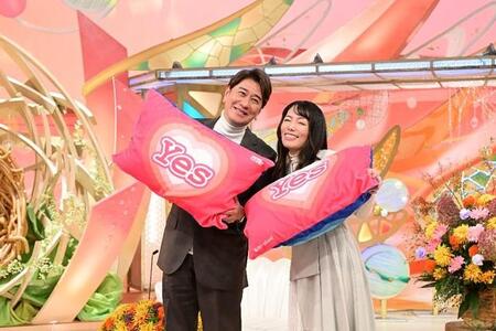 笑顔を見せる川崎麻世（左）と妻＝「新婚さんいらっしゃい！」11月16日放送回よりⓒABCテレビ