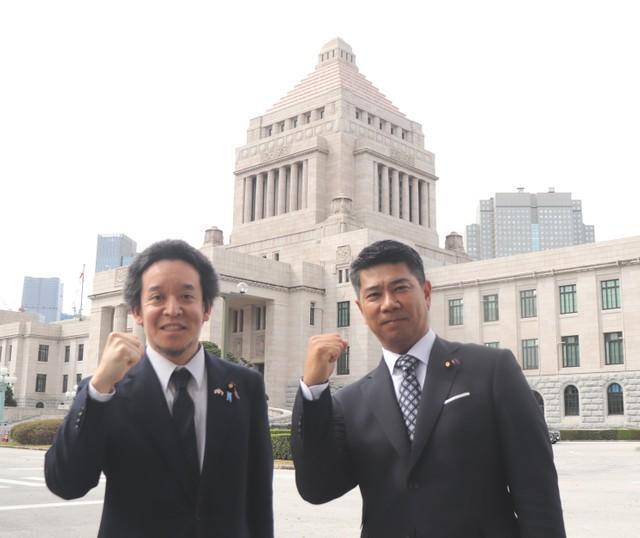 浜田聡参院議員（左）とともに、国会に初登院した斉藤健一郎参院議員＝2023年3月27日