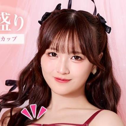 自らがプロデュースした「ロマンティックレース育乳脇高ブラジャー&フルバック&Tバックショーツ」を着用するあみち。