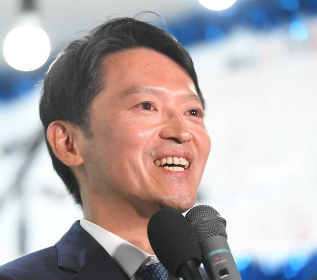 当選を確実にし、笑顔で会見する斎藤元彦氏