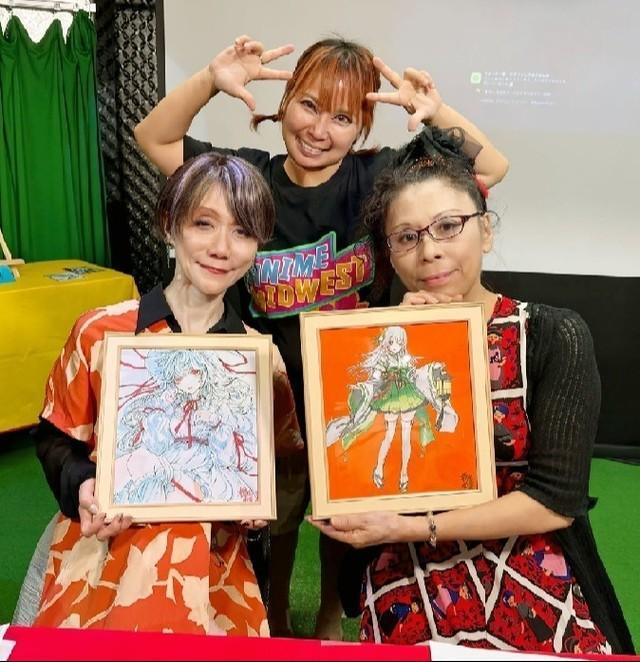 浜田ブリトニー（後方）の店で開催されたイベントで作品を手にする森園みるく氏（前列右）と榎本由美さん（同左）＝東京・浅草（浜田ブリトニーの公式Ｘ　@bri47haより）