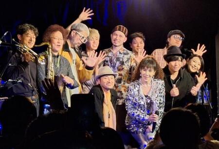 銀色のスパンコール姿でミュージシャンとステージで記念撮影する未唯mie(前列右から3人目)＝東京・目黒の「ブルース・アレイ・ジャパン」
