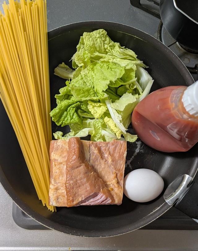 ひとり暮らし128日目、厚切りベーコンと太めの麺でナポリタンを作る＝「T」さんのX（@tgnejp）より