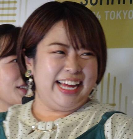 “カトパン似”31歳女性芸人、豊満モデル姿公開 艶やかXmasカラー「復讐系のドラマありそう」と自画自賛