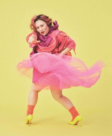 「ゼクシィ」1月号（リクルート）で、ド派手なウエディング姿を披露したフォーリンラブ・バービー