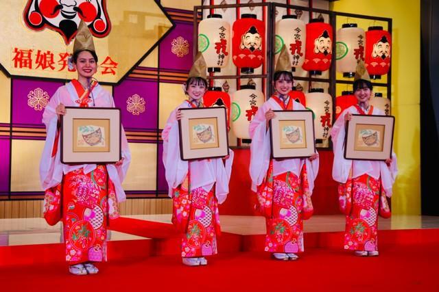 令和8年度今宮戎神社福娘代表の（左から）西田カピーリア桜良さん、堀内舞さん、別役茉帆さん、宮本恭実さん