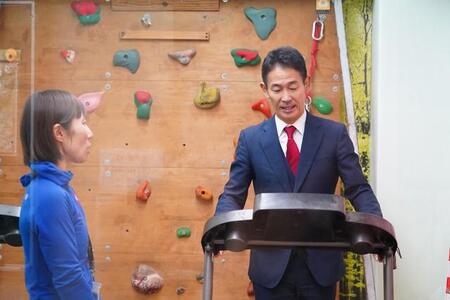 ミウラドルフィンズの低酸素室でトレーニングを行う佐田展隆社長（右）