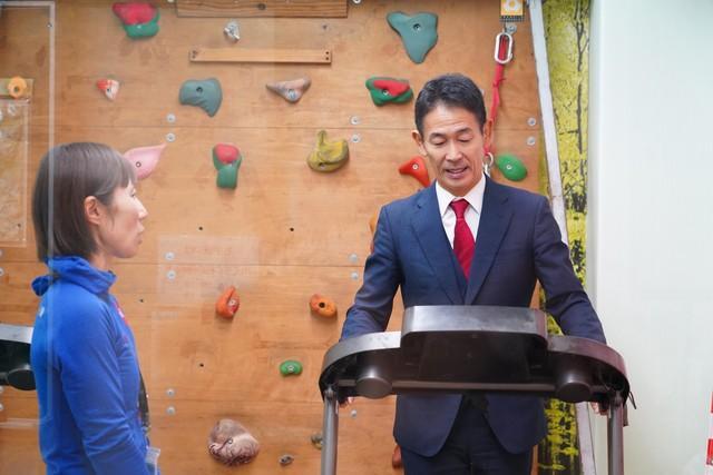 ミウラドルフィンズの低酸素室でトレーニングを行う佐田展隆社長（右）