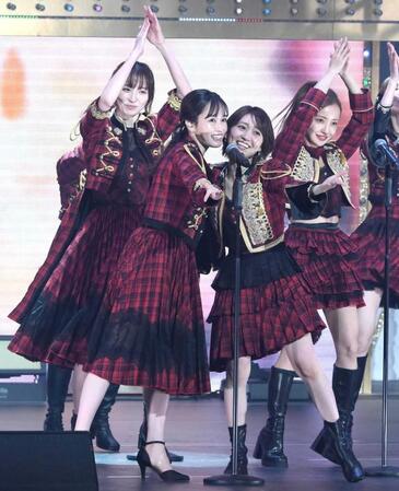 ステージでパフォーマンスする前田敦子（左）と大島優子＝東京・日本武道館