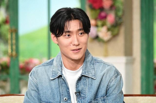 「徹子の部屋」に出演する松谷鷹也＝テレビ朝日提供